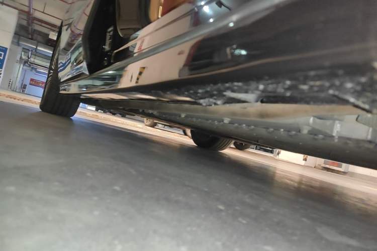 Used VOYAH Dream 2025 PHEV Four-Wheel-Drive Flagship Kunpeng Edition Right Side Sill