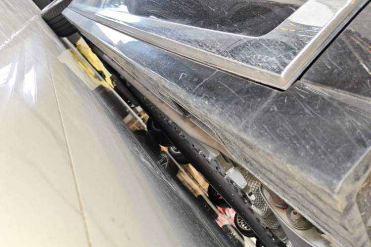 Used VOYAH Dream 2025 PHEV Four-Wheel-Drive Flagship Kunpeng Edition Right Side Sill