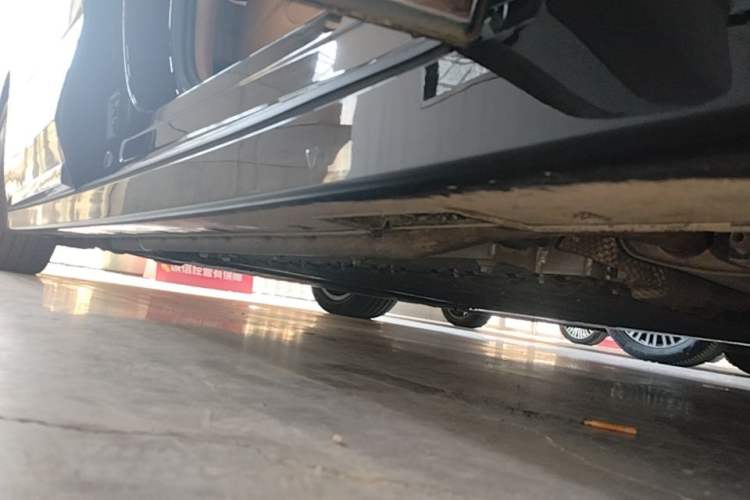 Used VOYAH Dream 2025 PHEV Four-Wheel-Drive Flagship Kunpeng Edition Right Side Sill