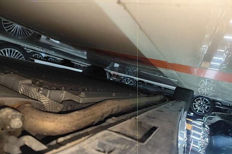 Used VOYAH Dream 2025 PHEV Four-Wheel Drive Prestige Kunpeng Edition Right Side Sill