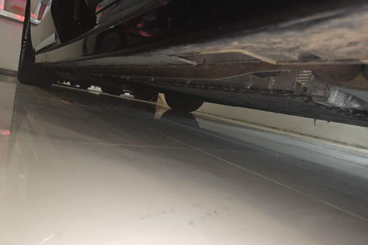 Used VOYAH Dream 2025 PHEV Four-Wheel-Drive Flagship Kunpeng Edition Right Side Sill
