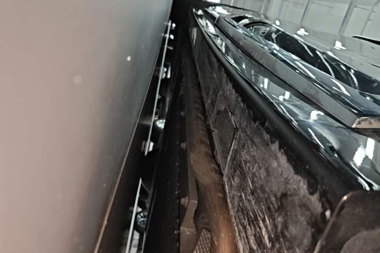 Used VOYAH Dream 2025 PHEV Four-Wheel-Drive Flagship Kunpeng Edition Right Side Sill