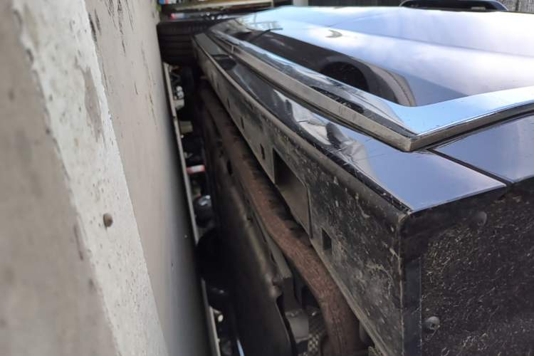 Used VOYAH Dream 2025 PHEV Four-Wheel Drive Prestige Kunpeng Edition Right Side Sill