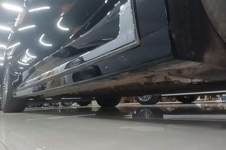 Used VOYAH Dream 2025 PHEV Four-Wheel Drive Prestige Kunpeng Edition Right Side Sill