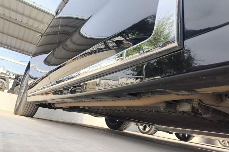 Used VOYAH Dream 2025 PHEV Four-Wheel Drive Prestige Kunpeng Edition Right Side Sill