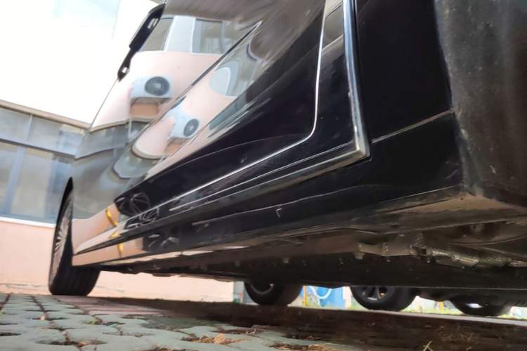 Used VOYAH Dream 2025 PHEV Four-Wheel-Drive Flagship Kunpeng Edition Right Side Sill