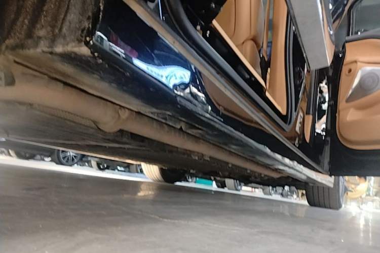Used VOYAH Dream 2025 PHEV Four-Wheel-Drive Flagship Kunpeng Edition Right Side Sill