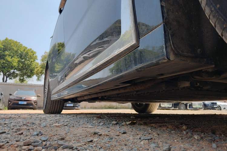 Used VOYAH Dream 2025 PHEV Four-Wheel Drive Prestige Kunpeng Edition Right Side Sill