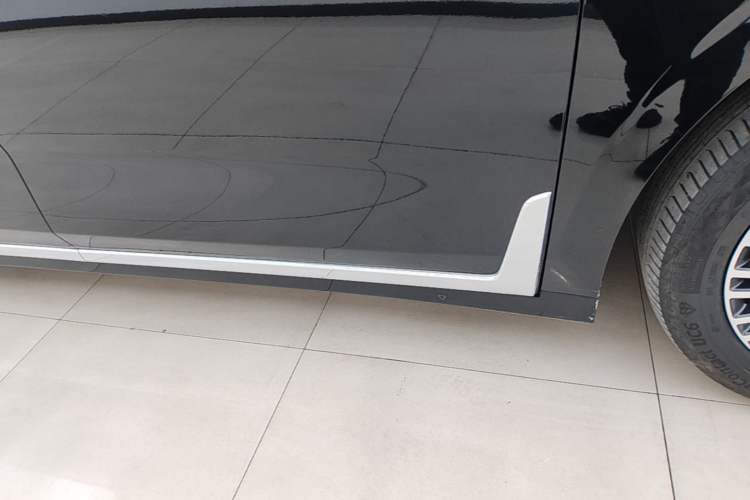 Used VOYAH Dream 2025 PHEV Four-Wheel Drive Excellence Kunpeng Edition Right Side Sill