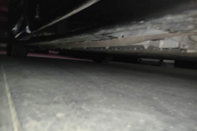 Used VOYAH Dream 2025 PHEV Four-Wheel-Drive Flagship Kunpeng Edition Right Side Sill