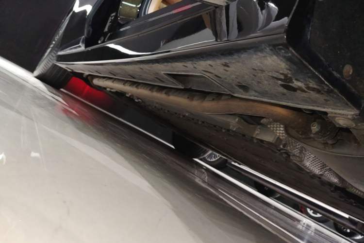 Used VOYAH Dream 2025 PHEV Four-Wheel-Drive Flagship Kunpeng Edition Right Side Sill