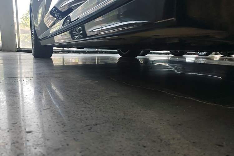 Used VOYAH Dream 2025 PHEV Four-Wheel-Drive Flagship Kunpeng Edition Right Side Sill