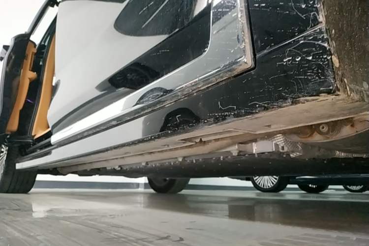 Used VOYAH Dream 2025 PHEV Four-Wheel Drive Prestige Qiankun Edition Right Side Sill