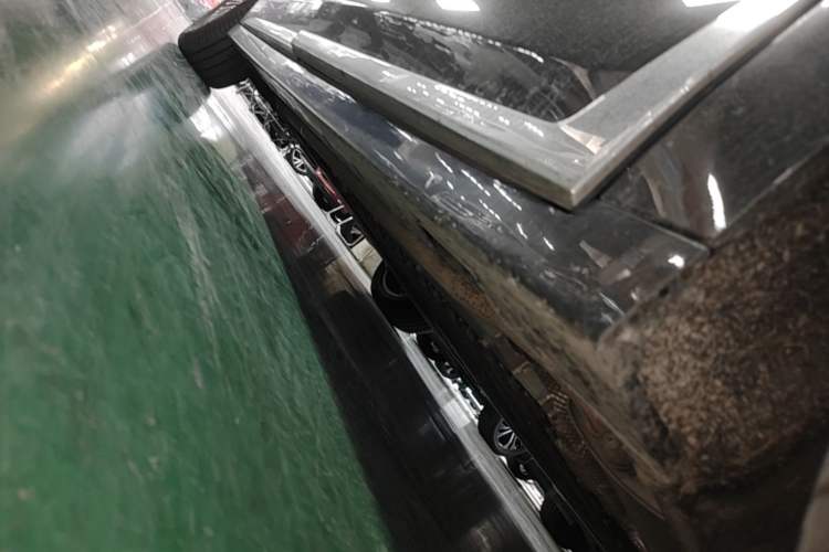 Used VOYAH Dream 2025 PHEV Four-Wheel Drive Prestige Kunpeng Edition Right Side Sill