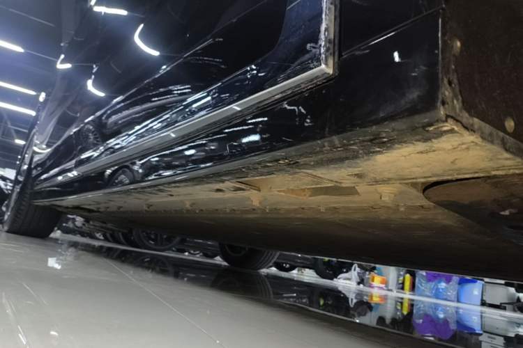 Used VOYAH Dream 2025 EV Four-Wheel-Drive Flagship Qiankun Version Right Side Sill