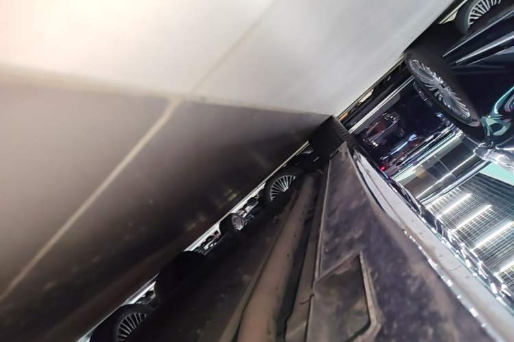 Used VOYAH Dream 2025 PHEV Four-Wheel Drive Prestige Qiankun Edition Right Side Sill