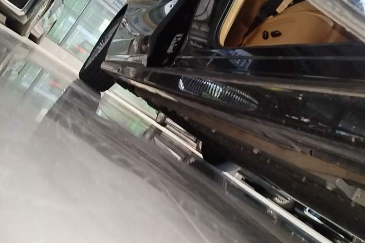 Used VOYAH Dream 2025 PHEV Four-Wheel-Drive Flagship Kunpeng Edition Right Side Sill