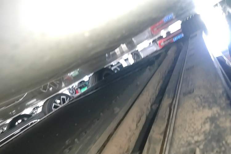 Used VOYAH Dream 2025 PHEV Four-Wheel-Drive Flagship Kunpeng Edition Right Side Sill