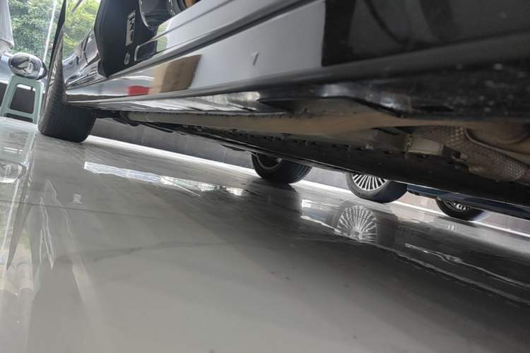 Used VOYAH Dream 2025 PHEV Four-Wheel-Drive Flagship Kunpeng Edition Right Side Sill