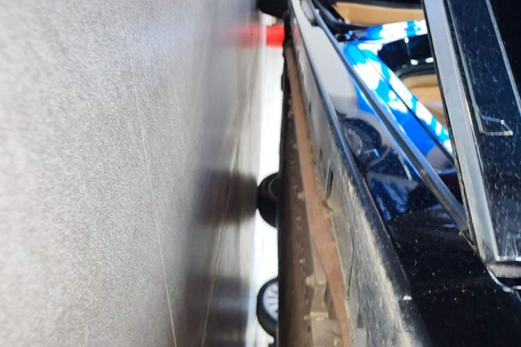 Used VOYAH Dream 2025 PHEV Four-Wheel-Drive Flagship Kunpeng Edition Right Side Sill