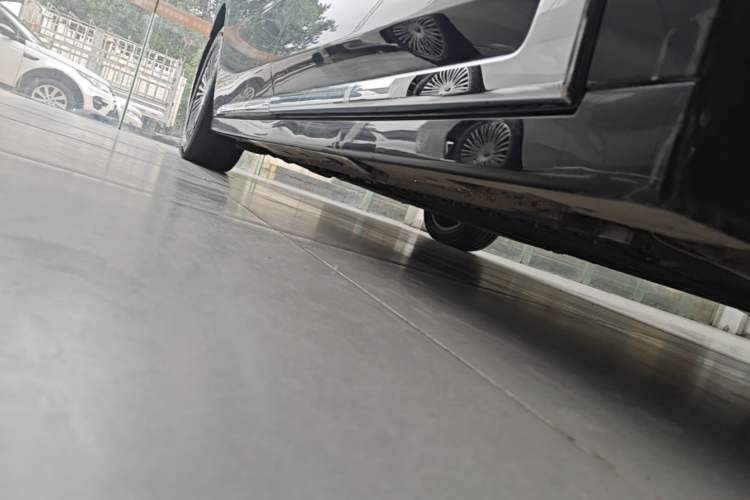 Used VOYAH Dream 2025 PHEV Four-Wheel-Drive Flagship Kunpeng Edition Right Side Sill
