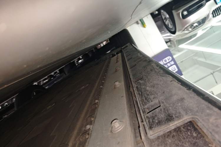 Used VOYAH Dream 2025 EV Four-Wheel-Drive Flagship Qiankun Version Right Side Sill