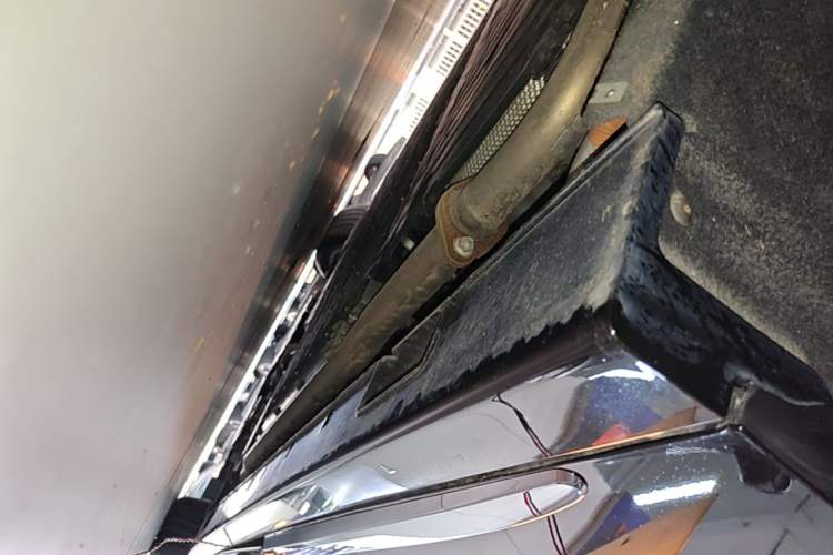Used VOYAH Dream 2025 PHEV Four-Wheel-Drive Flagship Kunpeng Edition Right Side Sill