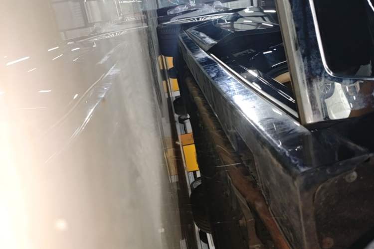 Used VOYAH Dream 2025 PHEV Four-Wheel-Drive Flagship Kunpeng Edition Right Side Sill