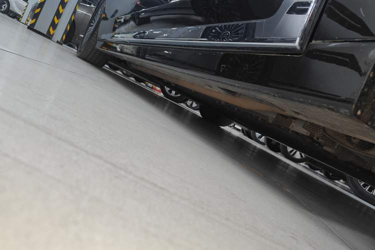 Used VOYAH Dream 2025 PHEV Four-Wheel-Drive Flagship Kunpeng Edition Right Side Sill
