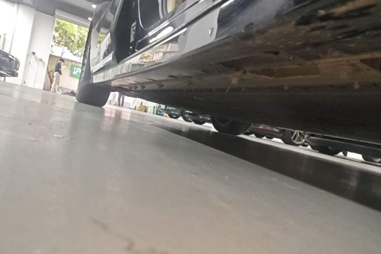 Used VOYAH Dream 2025 EV Four-Wheel Drive Prestige Kunpeng Edition Right Side Sill