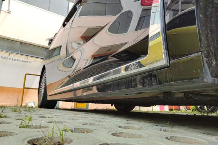 Used VOYAH Dream 2025 PHEV Four-Wheel-Drive Flagship Kunpeng Edition Right Side Sill