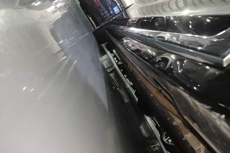 Used VOYAH Dream 2025 PHEV Four-Wheel-Drive Flagship Version – Qiankun Edition Right Side Sill