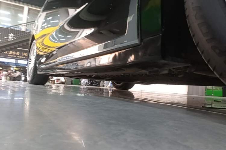Used VOYAH Dream 2025 PHEV Four-Wheel-Drive Flagship Kunpeng Edition Right Side Sill
