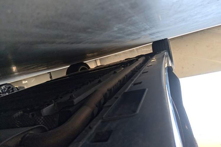 Used VOYAH Dream 2025 PHEV Four-Wheel-Drive Flagship Kunpeng Edition Right Side Sill