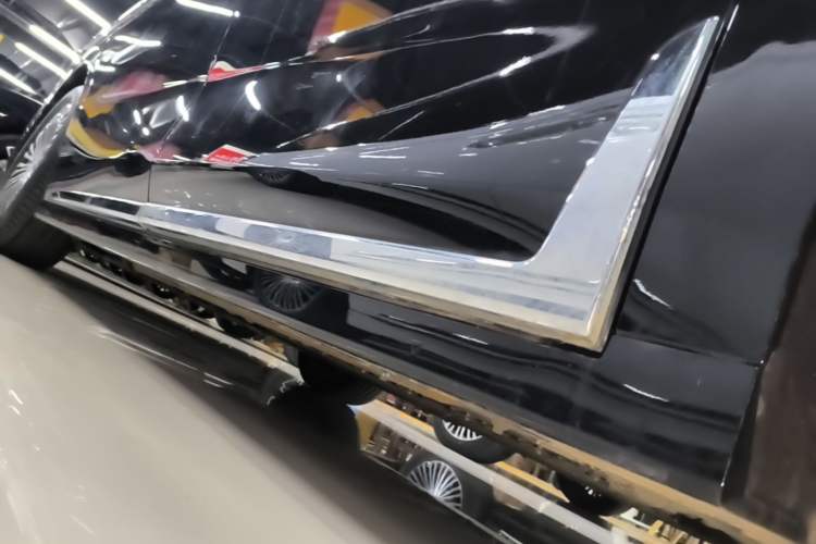Used VOYAH Dream 2025 PHEV Four-Wheel-Drive Flagship Kunpeng Edition Right Side Sill