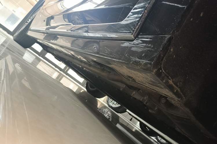 Used VOYAH Dream 2025 PHEV Four-Wheel-Drive Flagship Kunpeng Edition Right Side Sill