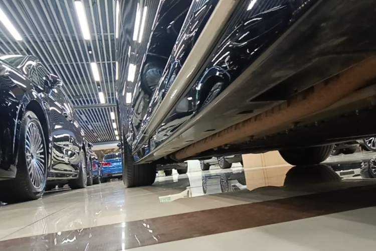 Used VOYAH Dream 2025 PHEV Four-Wheel-Drive Flagship Kunpeng Edition Right Side Sill