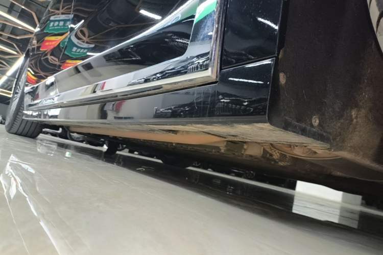 Used VOYAH Dream 2025 PHEV Four-Wheel-Drive Flagship Kunpeng Edition Right Side Sill