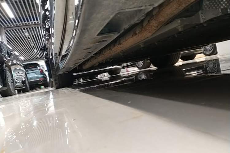 Used VOYAH Dream 2025 PHEV Four-Wheel-Drive Flagship Version – Qiankun Edition Right Side Sill