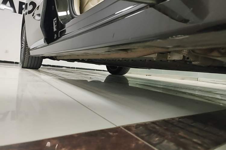 Used VOYAH Dream 2025 PHEV Four-Wheel Drive Prestige Kunpeng Edition Right Side Sill