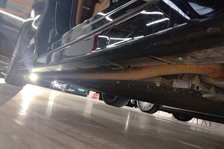 Used VOYAH Dream 2025 PHEV Four-Wheel-Drive Flagship Kunpeng Edition Right Side Sill