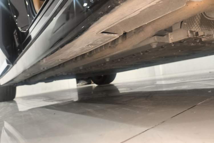 Used VOYAH Dream 2025 PHEV Four-Wheel Drive Prestige Kunpeng Edition Right Side Sill