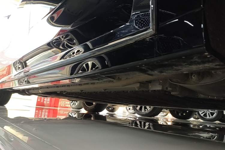 Used VOYAH Dream 2025 PHEV Four-Wheel Drive Prestige Kunpeng Edition Right Side Sill