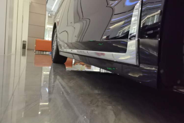 Used VOYAH Dream 2025 PHEV Four-Wheel Drive Excellence Qiankun Edition Right Side Sill