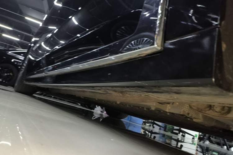 Used VOYAH Dream 2025 PHEV Four-Wheel-Drive Flagship Kunpeng Edition Right Side Sill