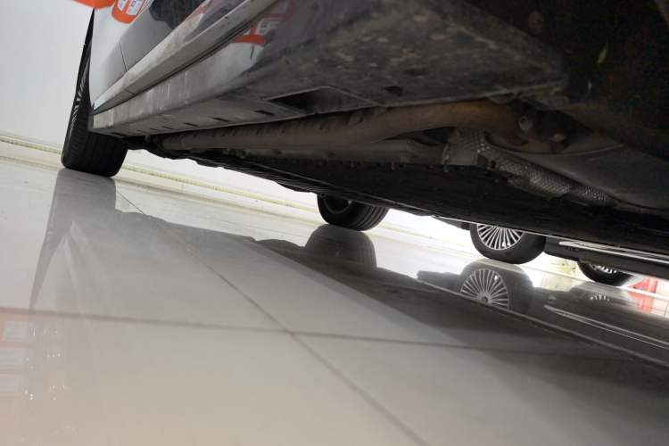Used VOYAH Dream 2025 PHEV Four-Wheel-Drive Flagship Kunpeng Edition Right Side Sill