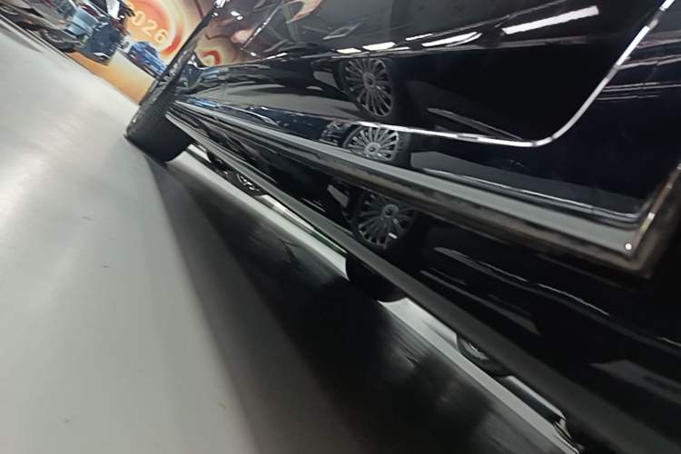Used VOYAH Dream 2025 PHEV Four-Wheel Drive Prestige Kunpeng Edition Right Side Sill