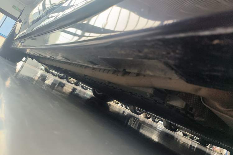 Used VOYAH Dream 2025 PHEV Four-Wheel-Drive Flagship Kunpeng Edition Right Side Sill