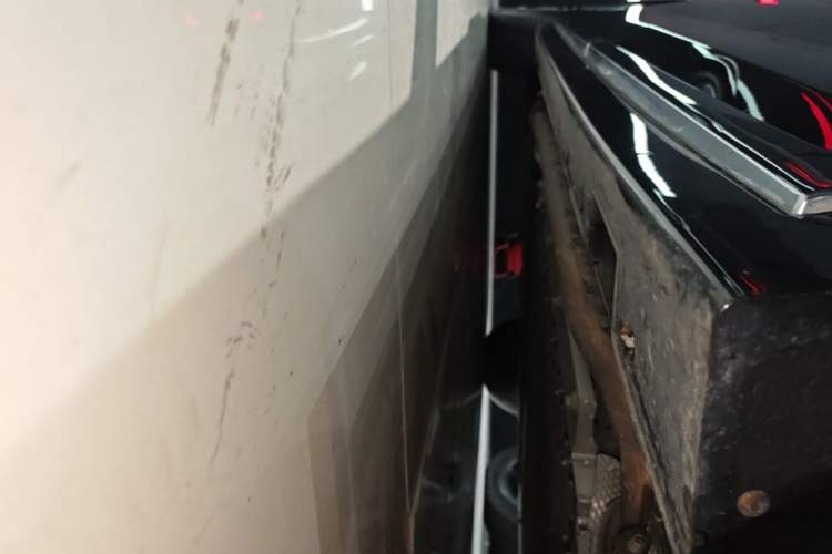Used VOYAH Dream 2025 PHEV Four-Wheel Drive Prestige Kunpeng Edition Right Side Sill