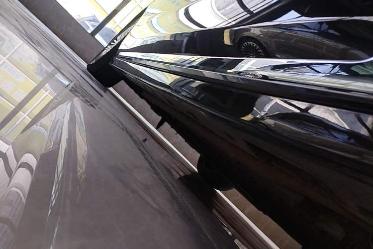 Used VOYAH Dream 2025 PHEV Four-Wheel-Drive Flagship Kunpeng Edition Right Side Sill